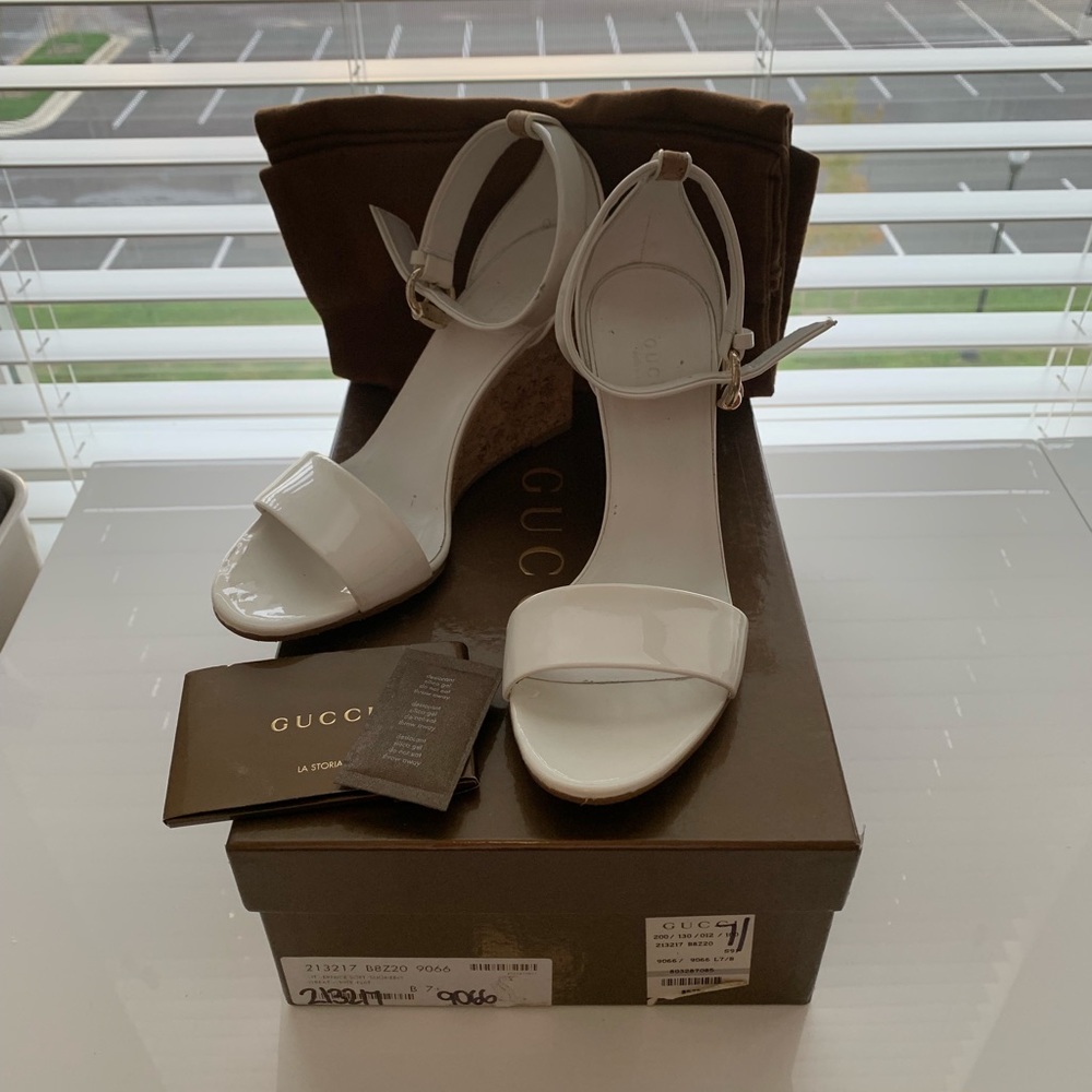 GUCCI VERNICE PATENT WHITE WEDGE HEELS IN WMN 7.5